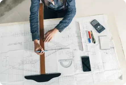 Dessinatrice réalisant des plans de coffrage et d’armatures