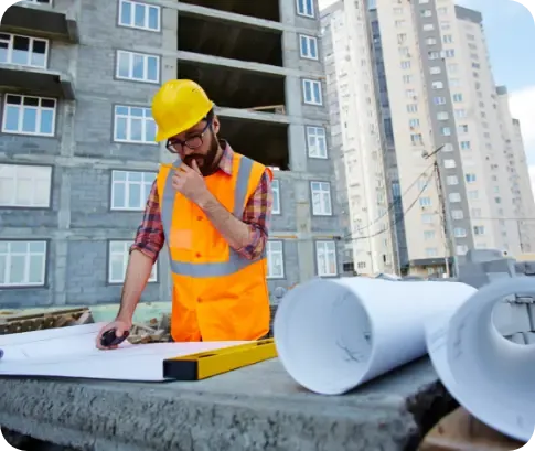 Ingénieur réfléchissant sur l’esquisse d’un projet