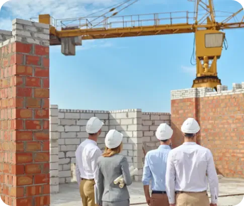 Équipe d’ingénieurs inspectant un chantier de construction